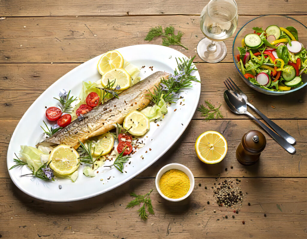 Geräucherter Fisch mit Zitronen, Kräutern und Salat auf rustikalem Holztisch