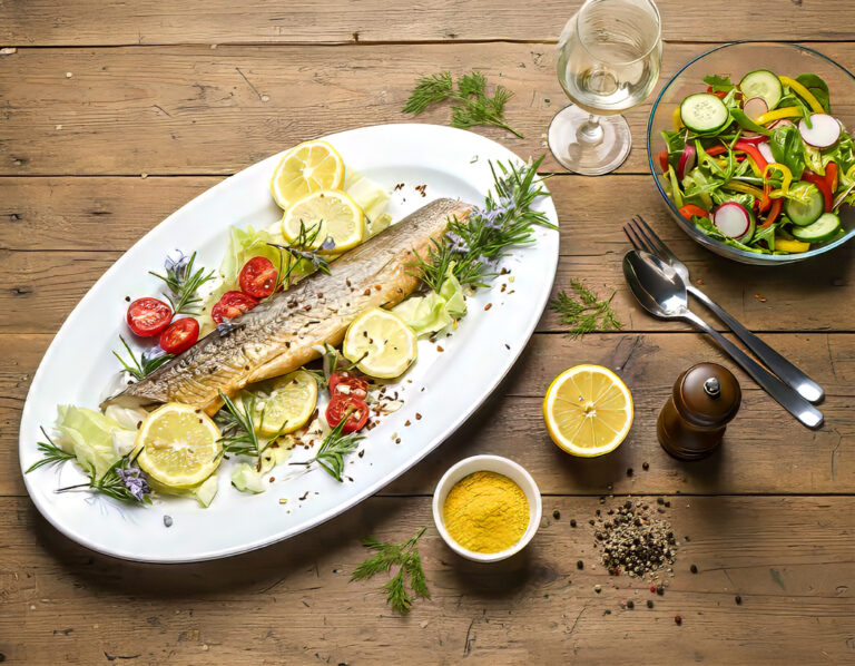 Geräucherter Fisch mit Zitronen, Kräutern und Salat auf rustikalem Holztisch